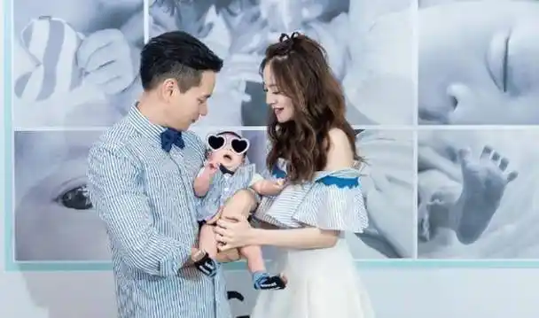 有种美叫安以轩生子后,穿灰色背心爬山,不料流汗时美极了_显得_身材