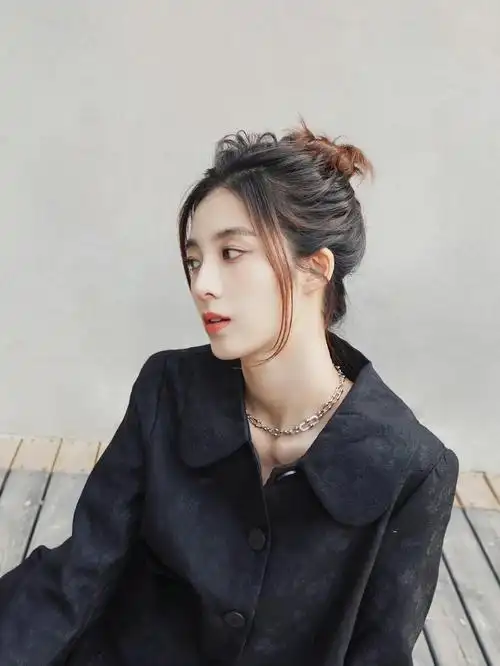 文雅秀丽的万鹏,优雅迷人,甜美可爱的写真照!__财经头条