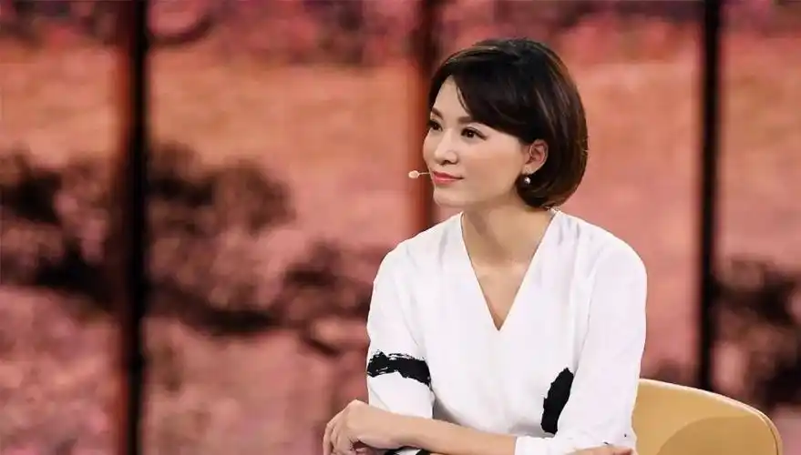 董卿回归央视稳占c位留起长发气质抢眼久违现身风采依旧透露全情筹备