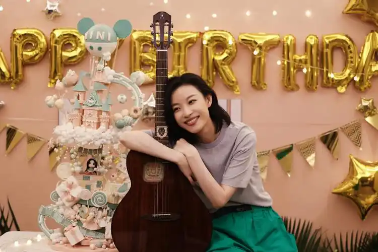 倪妮生日照曝光温馨有爱抱吉他笑容灿烂