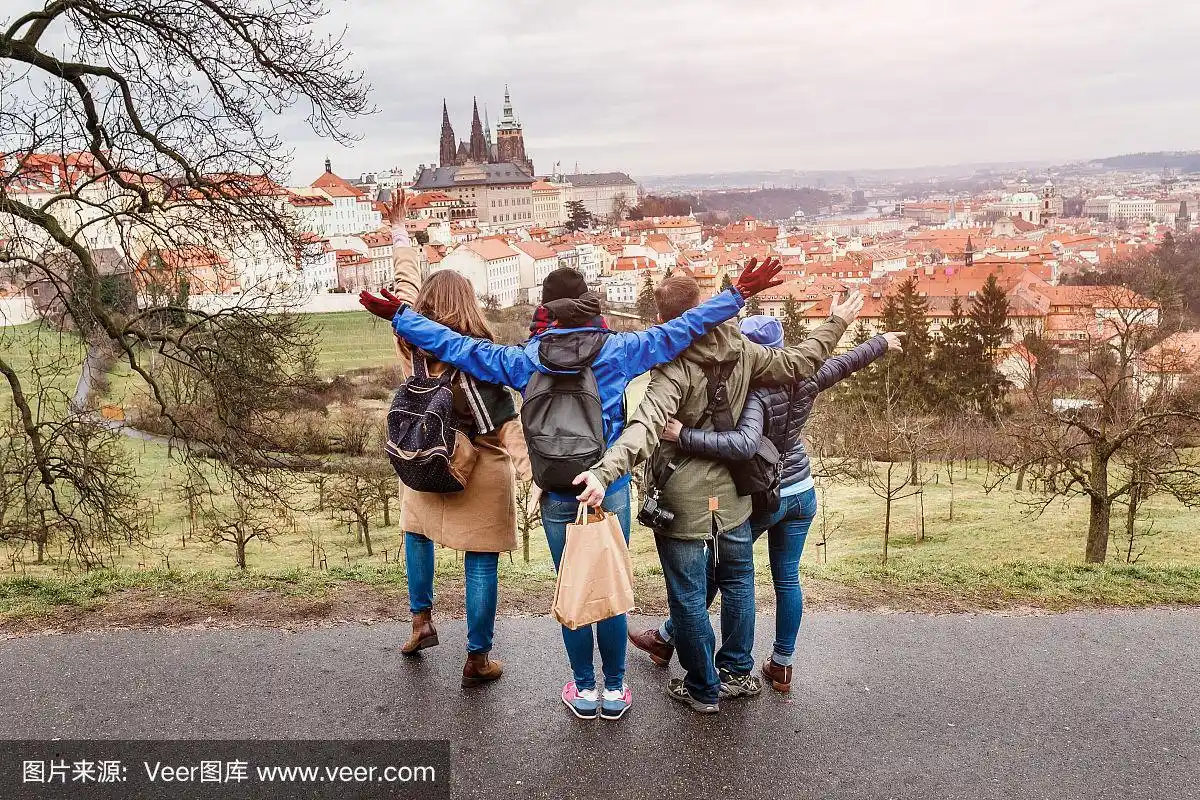 春天在布拉格公园一群人拥抱的背影.和朋友一起旅行的概念