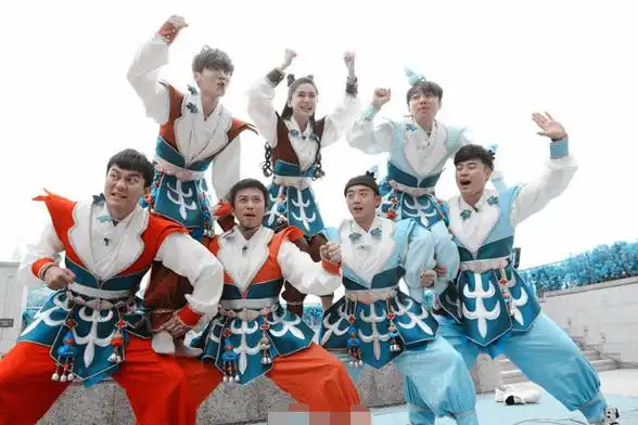 《跑男》七人的合照姿势,图二成葫芦娃,图五baby女王范儿十足