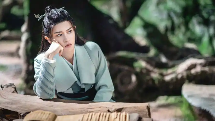 任嘉伦霸屏式播剧热度领跑四月 《蓝焰突击》化身消防员气质大颠覆-新