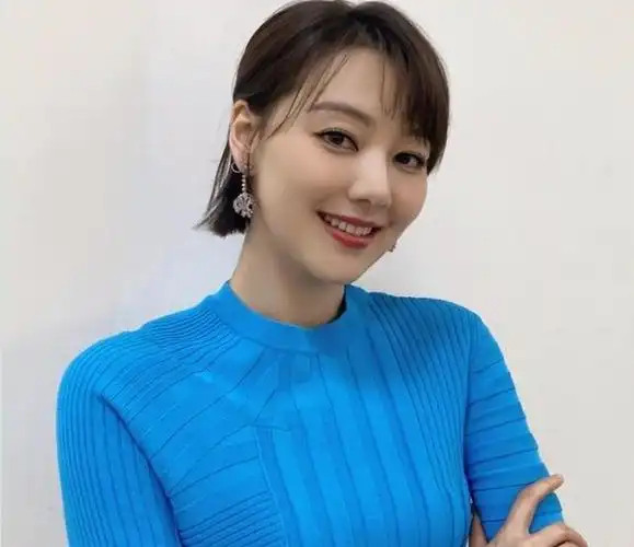 女主持王冠:离开央视4年,深陷"桃色绯闻",被父母催婚13年