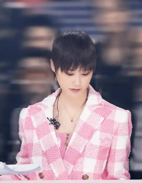 原创难怪是时尚宠儿李宇春一身粉色套裙秀美腿短发女人时尚又俏皮