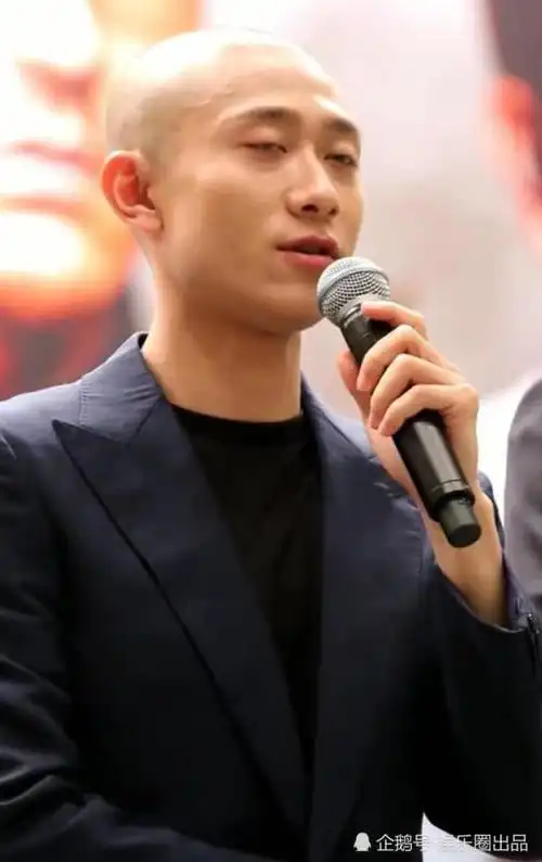 张一山出席新戏首映礼,想翘二郎腿感觉场合不对,新发型有点亮!