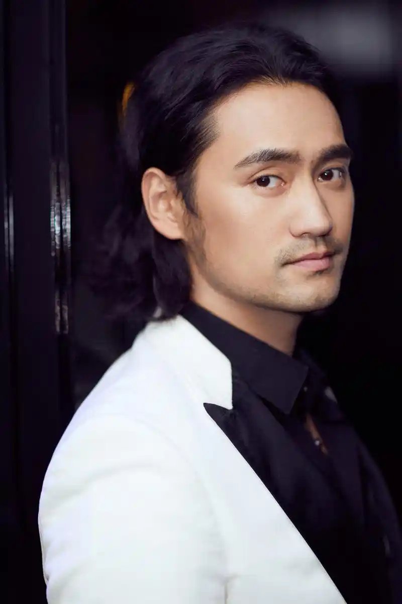 袁弘携《鼠胆英雄》现身北影节 白西装亮相红毯格调满分