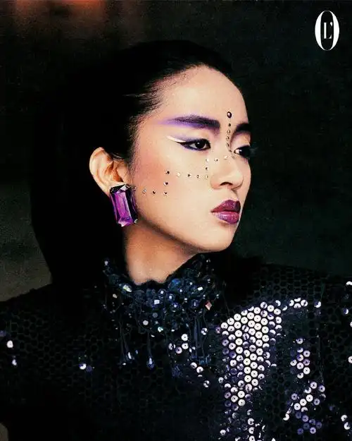 以"time"为主题的港版 lofficiel ,选择了天后梅艳芳作为这一期的