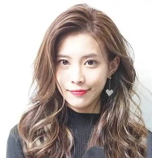 这款日系层次感偏分长卷发发型性感撩人女神范儿十足~长发进行有层次