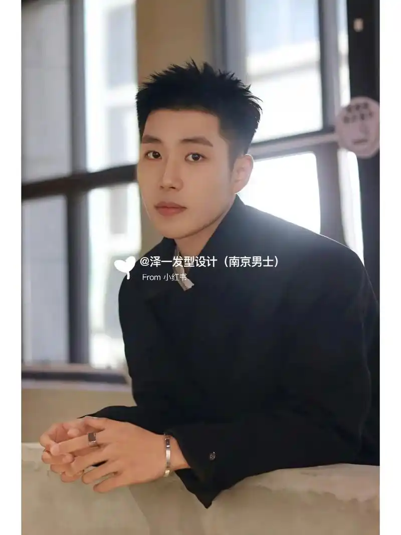 夏季不烫不染也好看的短发发型 男生清爽短发女生最喜欢的男生发型-超