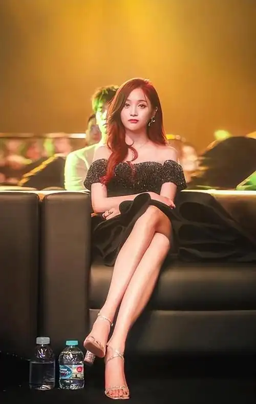 孟美岐吴宣仪和孟美岐同属一家公司并共同组成一个乐队.