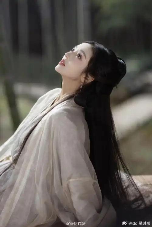 何瑞贤古风撑伞写真##何瑞贤竹林撑伞写真