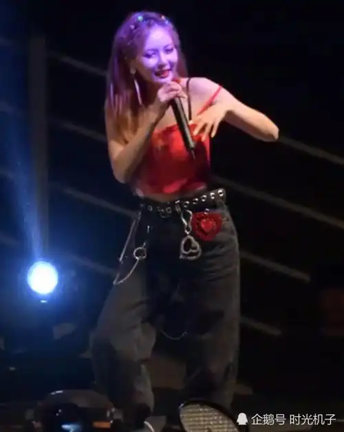 蝴蝶结散开事件之后,金泫雅衣服带子又断了,网友:还好穿了两件