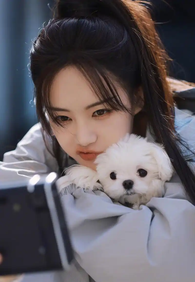 李一桐俏皮可爱好甜美,元气灵动好有少女感!