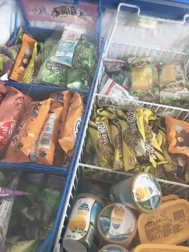 小卖部的阿姨说,夏天到了,好多小孩子买雪糕吃.