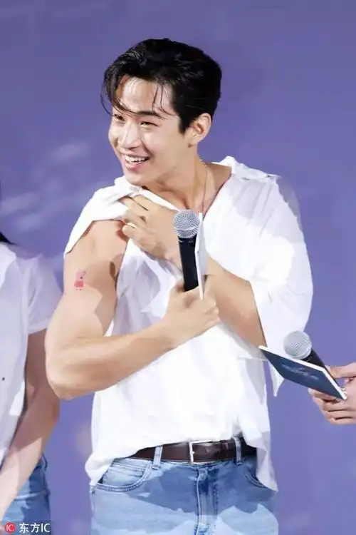 henry刘宪华挽起袖子秀肌肉,展示健身成果,臂上的小猪佩奇纹身亮了