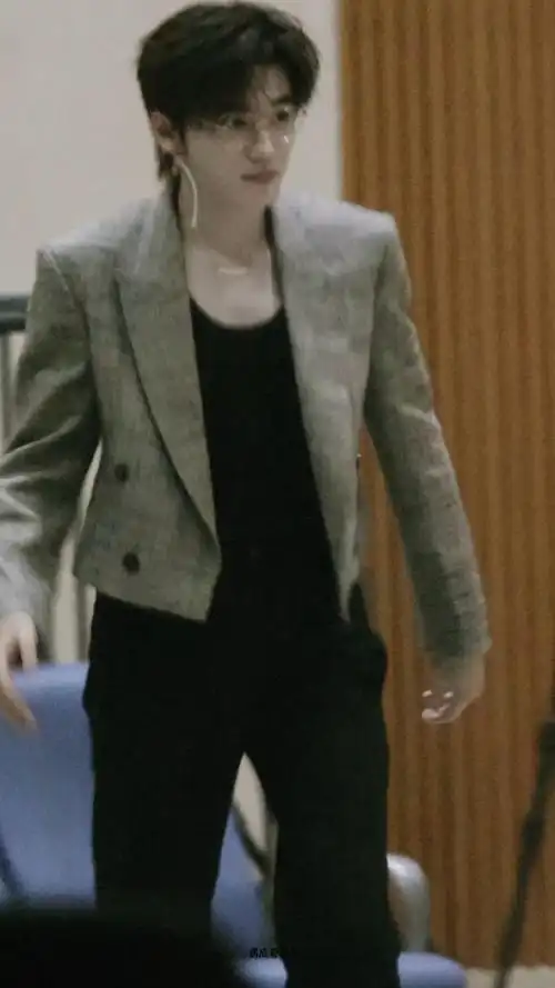 皮肤白白的一脸斯文相戴个金丝眼镜玩商战啊#宋亚轩红色亮片西装