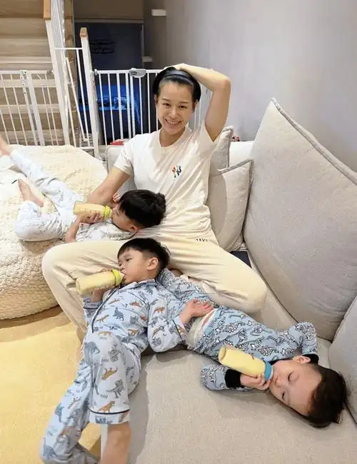 兄弟三人也都很黏妈妈,围着胡杏儿喝奶粉的画面太温馨了.