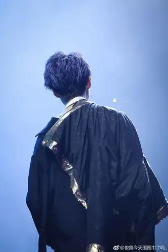 tfboys分享190203王俊凯逐渐宽阔的肩背像影子追着光梦游