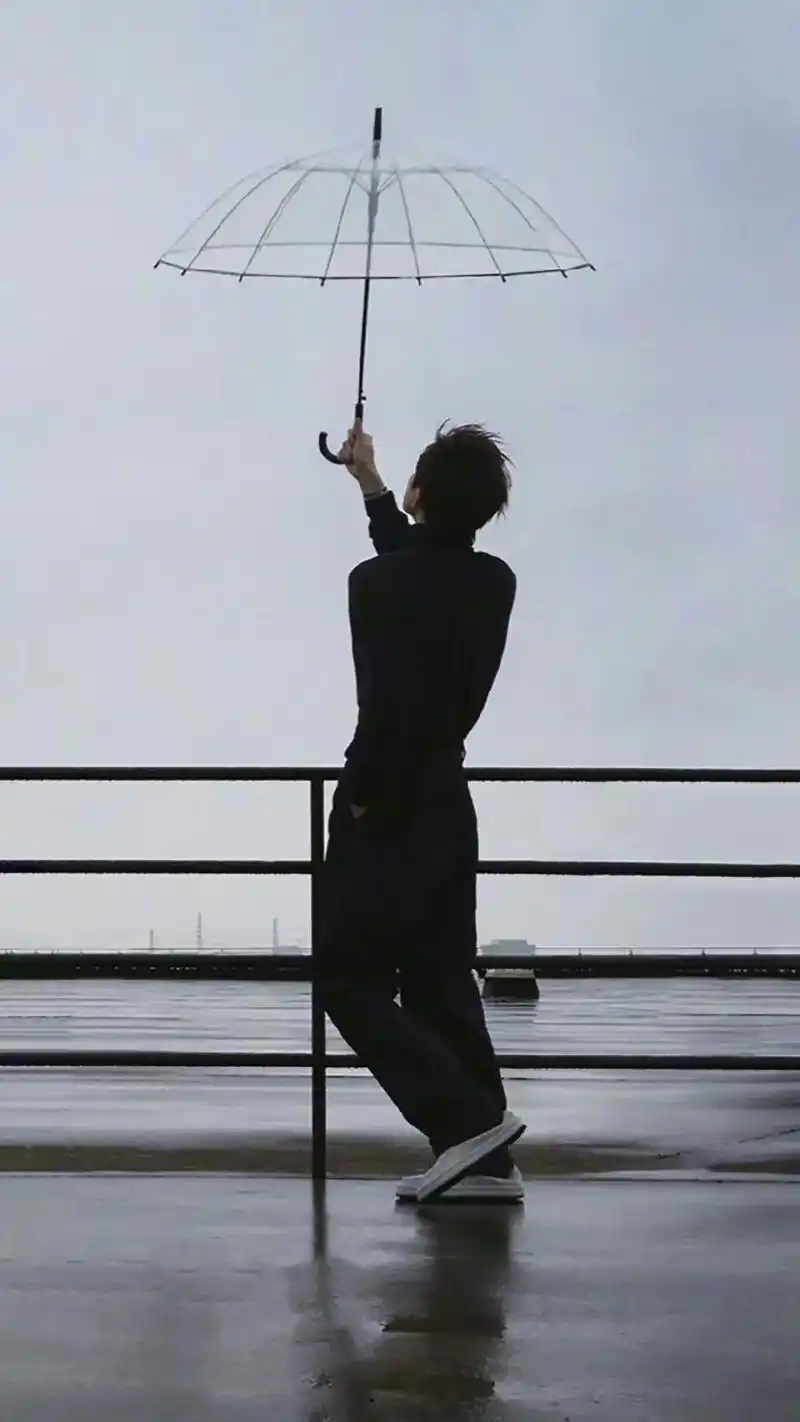 易烊千玺撑伞!嘉人五月刊封面.帅的哟,好喜欢这种feel,千 - 抖音