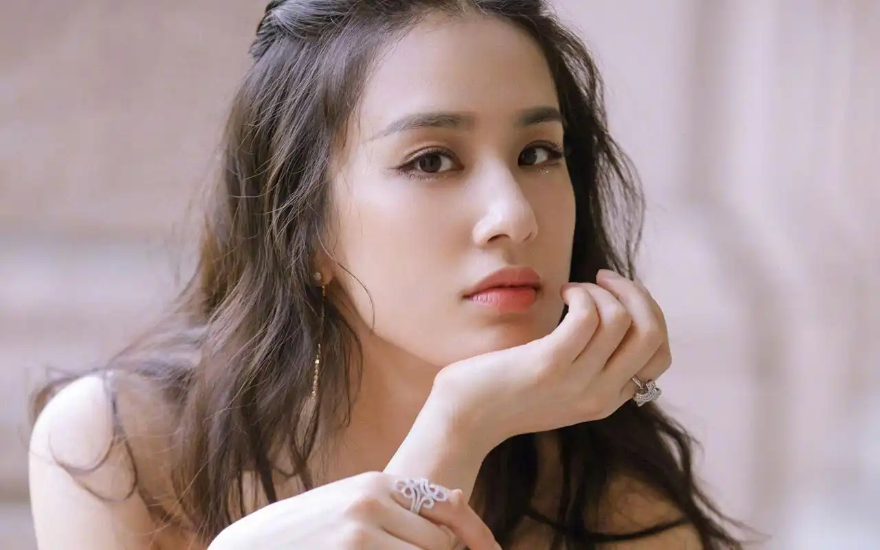 大陆明星 黄圣依仙气唯美写真桌面壁纸 上一张 下一张 简介 黄圣依