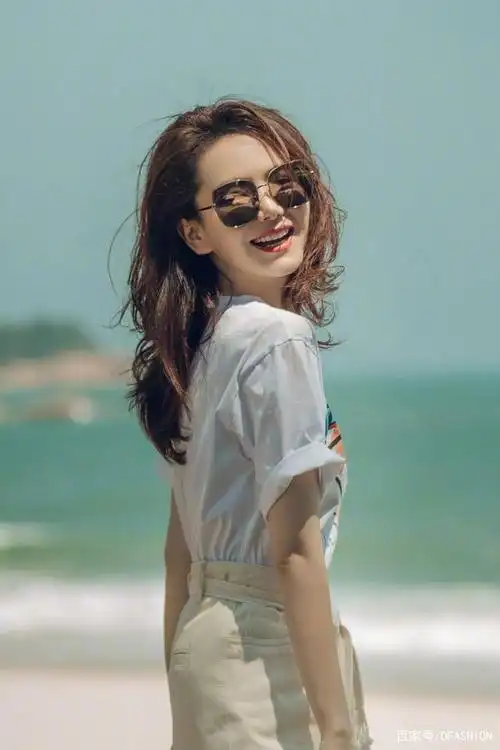 明星戚薇释出一组夏日海边私服风尚美照,印花t恤搭配白色牛仔裙