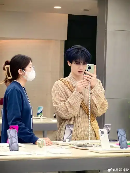 网友偶遇朱正廷买手机