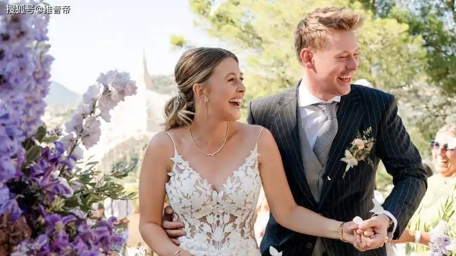 新娘吉娜·舒马赫身着波西米亚风格的白色蕾丝婚纱,而她的丈夫贝思克