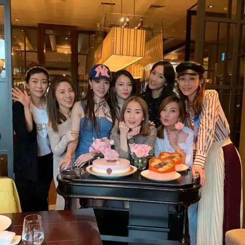 梁静茹范玮琪现身姐妹生日聚会 合影出镜笑容灿烂