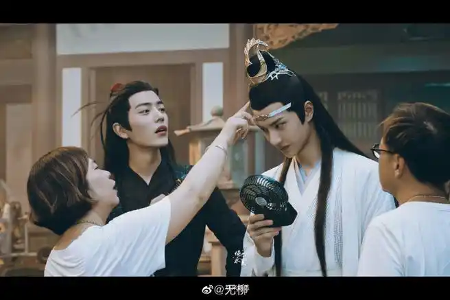 陈情令超话忘羡举世无双#肖战王一博陈情令#那些超甜的对视,偷 瞄瞬间