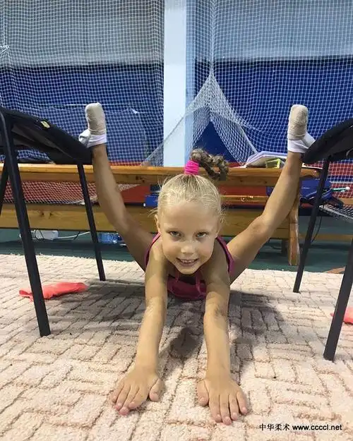 体操小女孩--超强一字马