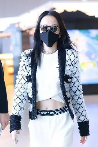 张韶涵长发飘飘一缕秀发随风飞扬,穿背心露蛮腰马甲线很抢眼