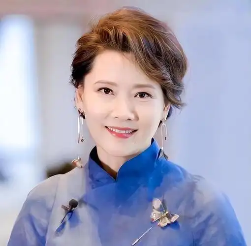 60岁无大妈感何赛飞示范不烫老年头不穿老年装