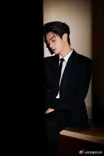 许凯光影侧颜##许凯把西装焊在身上吧