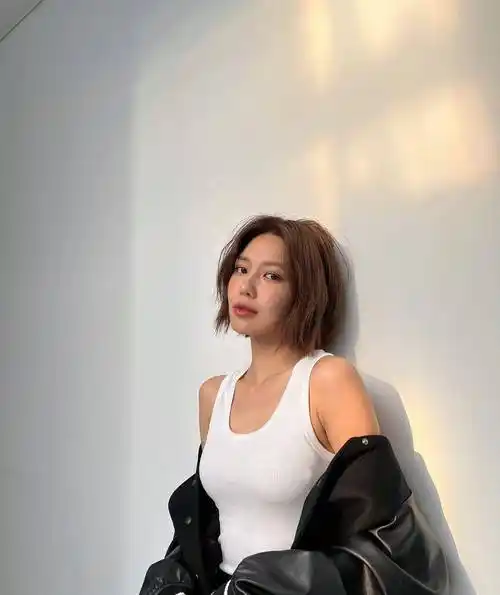 32岁少女时代秀英,新剪的过肩短发,又飒又帅气,丰满