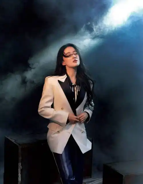 照片中,刘亦菲穿黑领白西装配蓝色皮裤,酷飒魅惑,黑发红唇,女王范十足