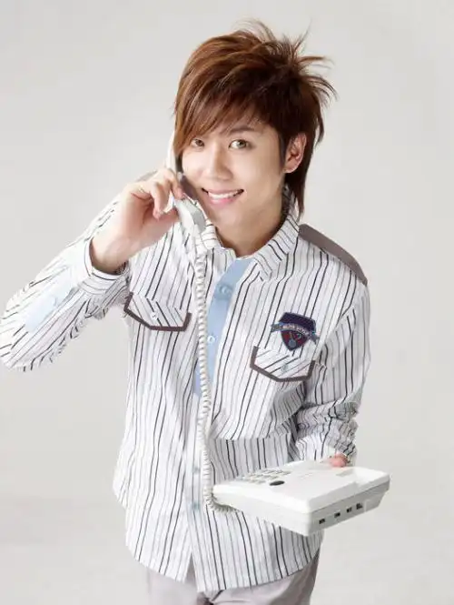 跪求圭贤打电话的照片!