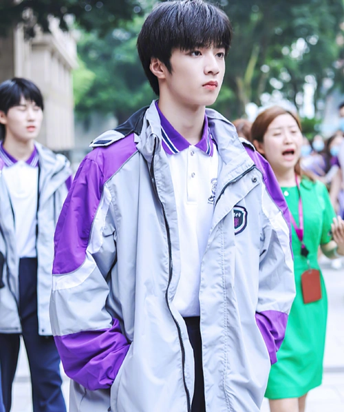 15岁刘耀文初中毕业照曝光颜值外形太耀眼充满青春活力