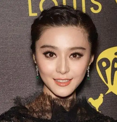 范冰冰完美无懈可击但鼻子歪成这样是怎么回事