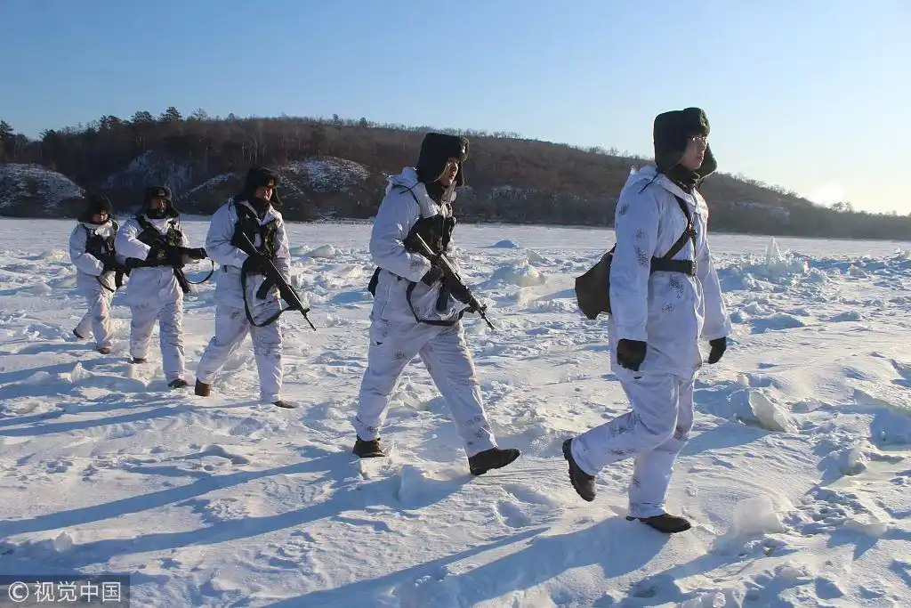 黑龙江北部战区边防某旅官兵踏冰层,迈雪窝巡逻执勤中俄界江