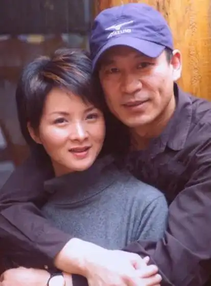 谢兰嫁大11岁的丈夫丁克12年39岁高龄产子如今怎么样了