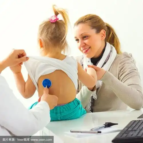 医生正在给小女孩检查身体.
