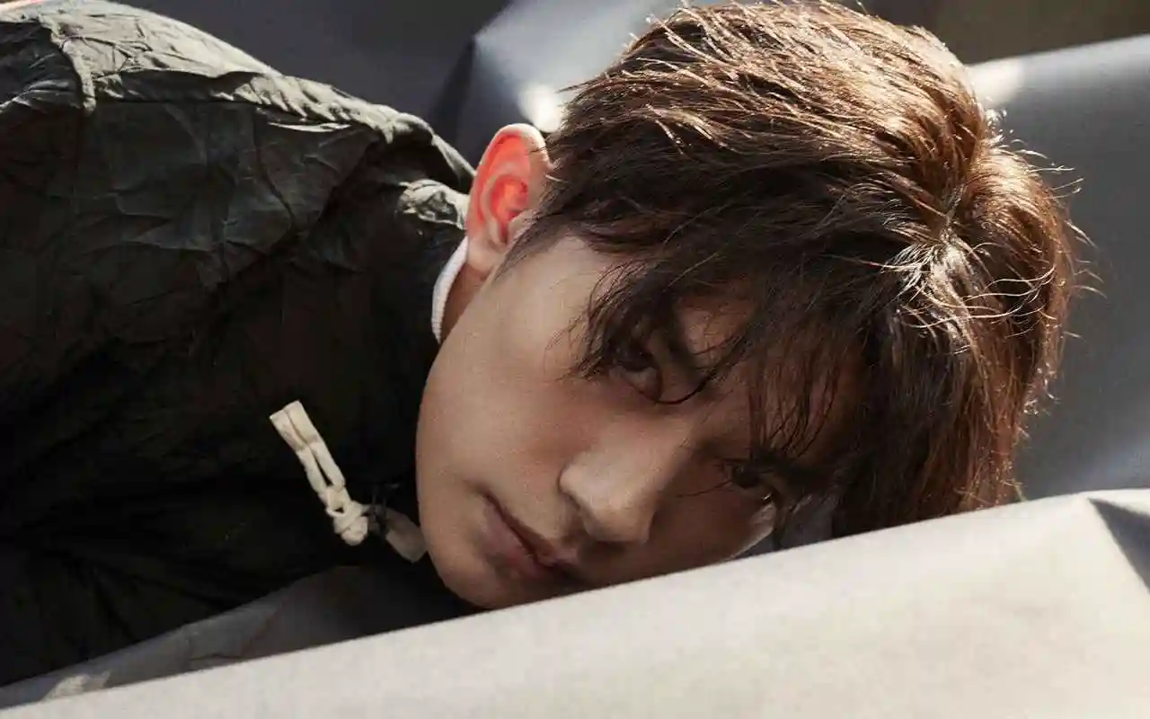 易烊千玺帅气潇洒街拍