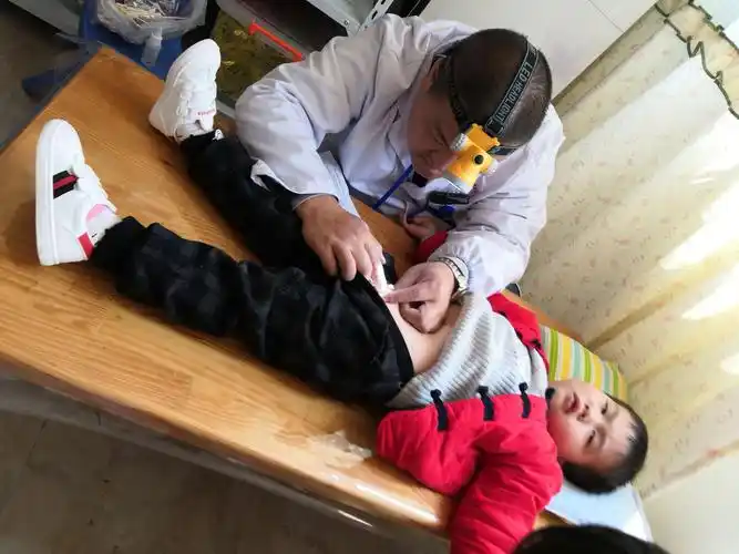 阿姨们来到了我们金贝儿幼儿园为小朋友们进行了一次常规健康体检活动