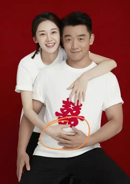 郑恺苗苗官宣结婚,晒九宫格合影显甜蜜,却因一细节再被疑怀孕