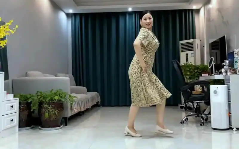 青青广场舞《我爱的人儿在新疆》