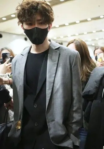 形象遭全网批评蔡徐坤却换了个泰迪卷发型继续卖萌扮可爱