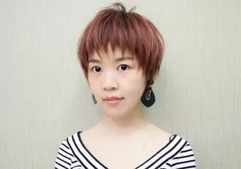 中年女士减龄时尚蘑菇头短发安利_发型造型_宝妈时尚生活网