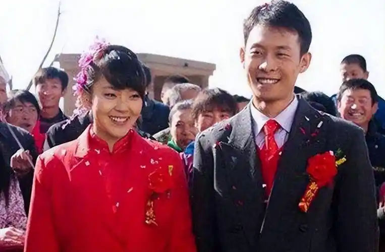 钱琳琳:二婚带娃嫁给他,丁克16年,如今50岁被宠成公主_音乐_郑弘_的