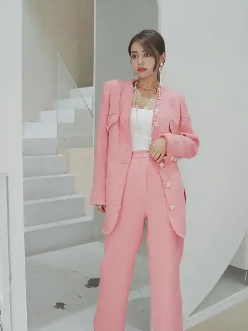 粉色粗花呢套装,比较有气质的类型,搭配高跟鞋~~ 找个背景浅的地方